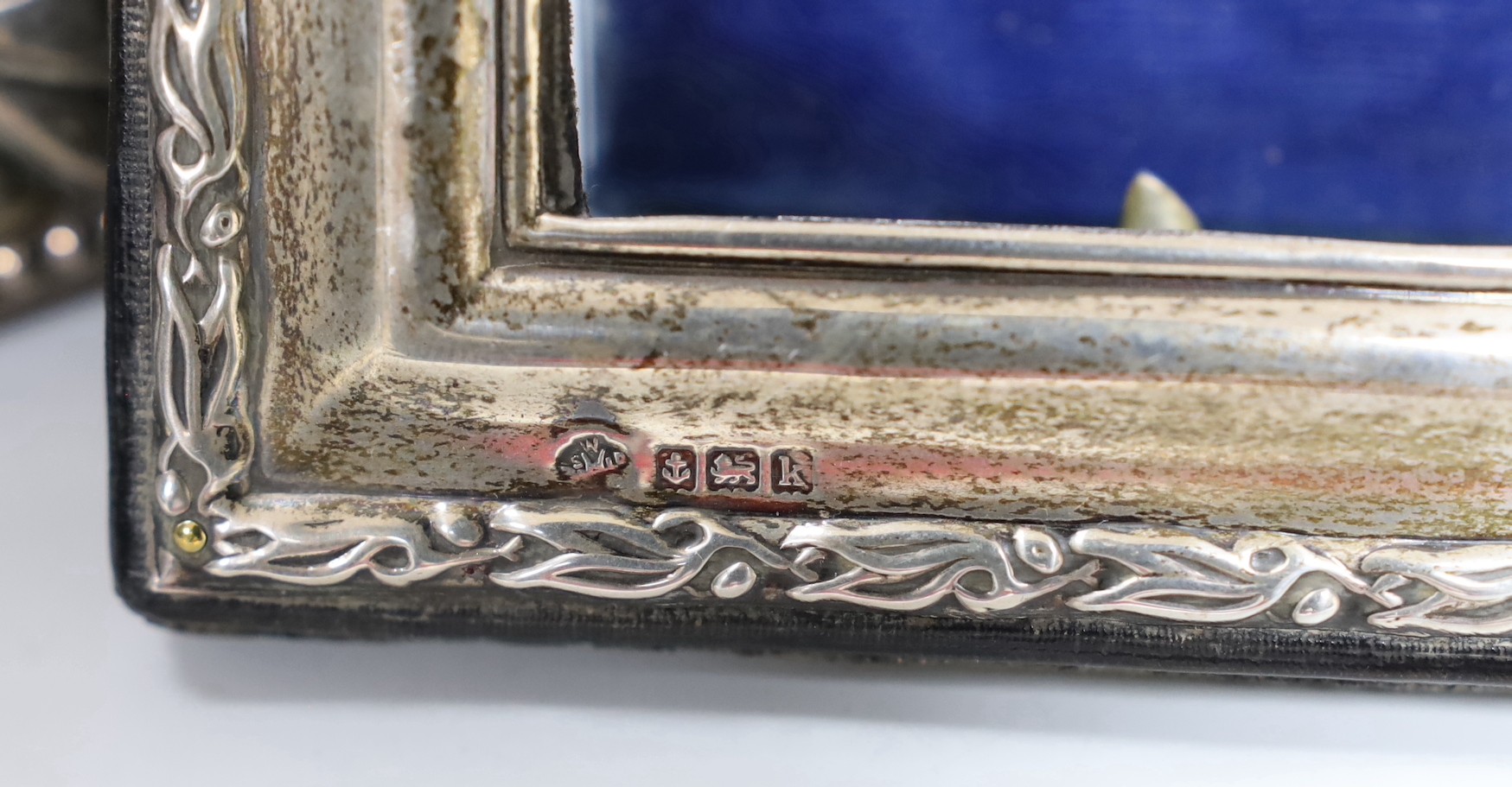 A selection of collectibles, including two silver photo frames, badge buttons, buckles, beading, coinage etc.